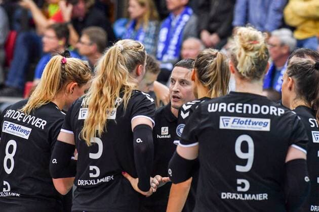 VBL Allianz MTV Stuttgart vs Red Ravens Vilsbiburg 16 December 2017 Allianz MTV Stuttgart Volleyball Bundesliga Women Season 2017 18 in blue against Red Ravens Vilsbiburg in black coach Timothy Lippuner Timo Lippuner PHOTO TOM BLOCH xtbx