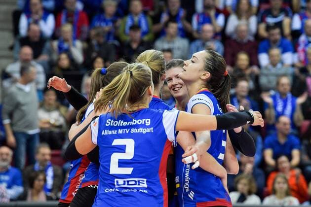 VBL Allianz MTV Stuttgart vs Red Ravens Vilsbiburg 16 December 2017 Allianz MTV Stuttgart Volleyball Bundesliga Women Season 2017 18 in blue against Red Ravens Vilsbiburg in black Cheers to Molly McCage on the far right and Renata Sandor on the left FOTO TOM BLOCH xtbx