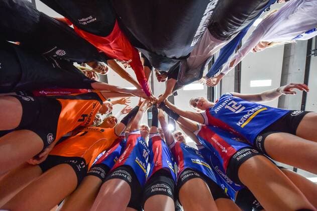 VBL Allianz MTV Stuttgart vs Red Ravens Vilsbiburg 16 December 2017 Allianz MTV Stuttgart Volleyball Bundesliga Women Season 2017 18 in blue against Red Ravens Vilsbiburg in black 12 Deborah van Daelen Team captains PHOTO TOM BLOCH xtbx