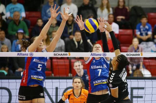 Stuttgart Volleyball Bundesliga Allianz MTV Stuttgart vs Red Ravens Vilsbiburg from left Molly McCage Renata Sandor Alliance Dayana Patricia Segovia Vils