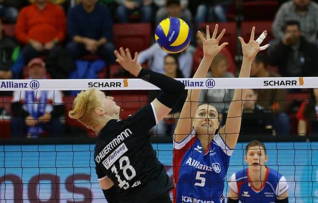 Stuttgart Volleyball Bundesliga Allianz MTV Stuttgart vs Red Ravens Vilsbiburg from left Leonie Schwertmann Vils Molly McCage Alliance