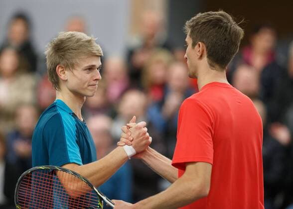 R L YANNICK MADEN congratulates the winner MARVIN MOELLER Copyright: xJuergenxHasenkopfx