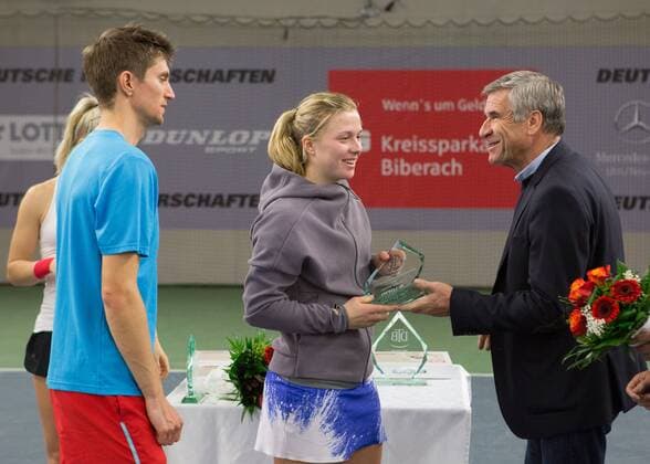 DTB President Ulrich Klaus congratulates the winners YANNICK MADEN LENA RUEFFER Mixed Doubles Copyright: xJuergenxHasenkopfx
