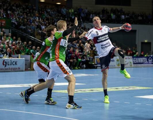 Germany Wetzlar Rittal Arena 17 12 2017 Handball 1 DKB Bundesliga 17 Matchday HSG Wetzlar SG Flensburg Handewitt Picture li Olle Forsell Schefvert HSG Wertzlar 25 mi Anton Lindskog HSG Wertzlar 66 re Holger Glandorf Flensburg Handewitt 9 Copyright: HMBxMedia ThomasxJäger
