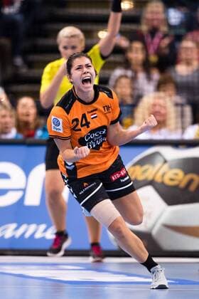 171217 The Netherlandss Martine Smeets commends the bronze match between Sweden and the Netherlands during the World Cups World Cup on December 17, 2017 in Hamburg  Copyright: CARLxSANDIN BB171217CS017