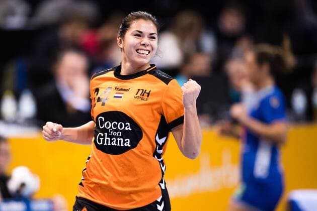 171217 The Netherlandss Martine Smeets commends the bronze match between Sweden and the Netherlands during the World Cups World Cup on December 17, 2017 in Hamburg  Copyright: CARLxSANDIN BB171217CS018