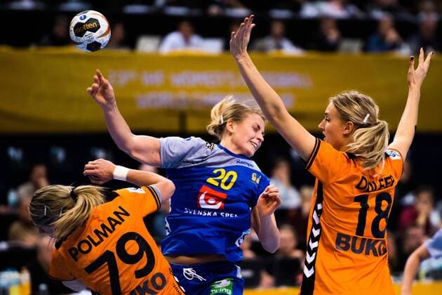 171217 The Netherlandss Estavana Polman and Kelly Dulfer defend against Swedens Isabelle Gullden in the bronze match between Sweden and the Netherlands during the World Cups World Cup on 17 December 2017 in Hamburg  Copyright: CARLxSANDIN BB171217CS030