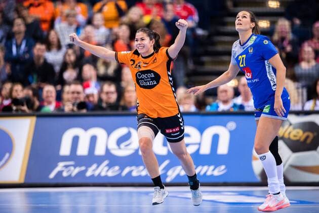 171217 The Netherlandss Martine Smeets excite while Swedens Sabina Jacobsen deplores in the bronze match between Sweden and the Netherlands during the World Cups World Cup on December 17, 2017 in Hamburg  Copyright: CARLxSANDIN BB171217CS037