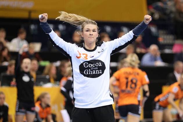 Netherlands Sweden 23 IHF Womens Handball Womens World Cup Hamburg 17 12 17 Hamburg 17 12 17 Sport Handball 23 IHF Womens Handball Womens World Cup Third place match Sweden Sweden Cheering joy over held ball at Tess Wester Netherlands 33 xmmkx