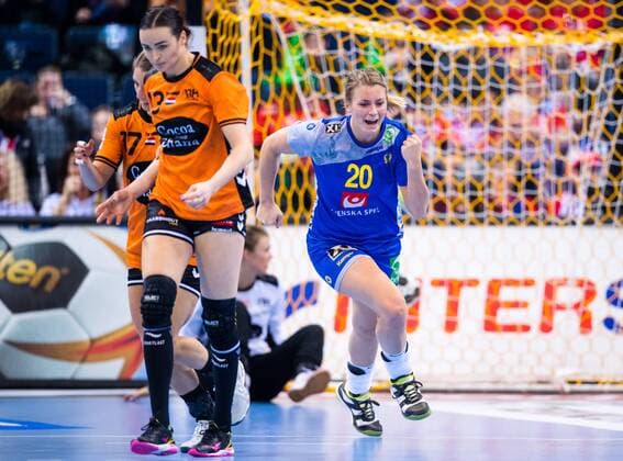 171217 Swedens Isabelle Gullden commends the bronze match between Sweden and the Netherlands during the World Cup on 17 December 2017 in Hamburg  Copyright: CARLxSANDIN BB171217CS041