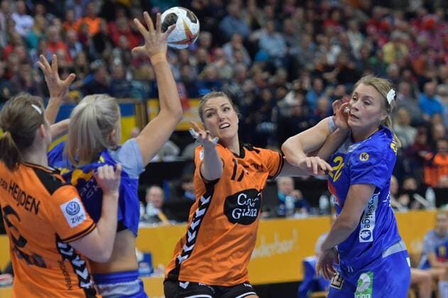 GER GERF World Cup 2017 Third place match Sweden vs Netherlands 17 12 17 Barcleycard Arena Hamburg GER IHF World Cup 2017 Third place match Sweden vs Netherlands image Angela Malestein Netherlands 17 is trying to beat Isabelle Gullden Sweden 20 nordphotox xWitke nph00002