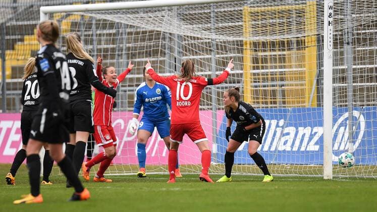 v left Gina Lewandowski FC Bayern Munich FCB 2 Jill Roord FC Bayern Munich FCB 10 with goal celebrations Cheers Torjubel Goalkeeping celebrate the goal goal celebration Cheering over the Goal for 2 0 by Gina Lewandowski FC Bayern Munich FCB 2 optimistic Action Action disappointed Frankfurt players Soccer Allianz Women Bundesliga FC Bayern Munich 1 FFC Frankfurt xslx