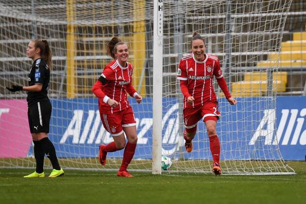v left Jill Roord FC Bayern Munich FCB 10 Gina Lewandowski FC Bayern Munich FCB 2 with goal cheering Jubilee Torjubel Goalkeeping celebrate the goal goal celebration Cheering over goal for 2 0 by Gina Lewandowski FC Bayern Munich FCB 2 optimistic Action Action Soccer Allianz Women Bundesliga FC Bayern Munich 1 FFC Frankfurt xslx