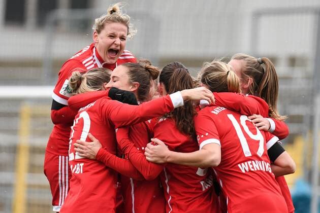 FC Bayern München players celebrate with goal cheering Jubilee Torjubel Goalkeeping celebrate the goal goal celebration Cheering over the goal to 2 0 by Gina Lewandowski FC Bayern Munich FCB 2 3 v left optimistic Action Action Soccer Allianz Women Bundesliga FC Bayern Munich 1 FFC Frankfurt xslx