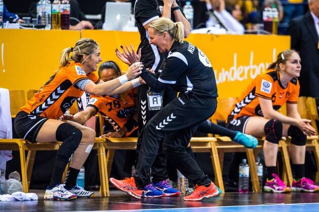 171217 Dutch federation Helle Thomsen commends the bronze match between Sweden and the Netherlands during the World Cups World Cup on 17 December 2017 in Hamburg  Copyright: CARLxSANDIN BB171217CS061