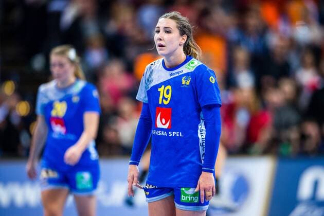 171217 Swedens Anna Lagerquist dumps in the bronze match between Sweden and the Netherlands during the World Cups World Cup on 17 December 2017 in Hamburg  Copyright: CARLxSANDIN BB171217CS062