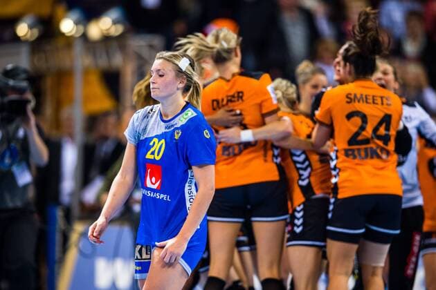 171217 Swedens Isabelle Gullden deplores while Dutch players cheer for the bronze match between Sweden and the Netherlands during the World Cup on 17 December 2017 in Hamburg  Copyright: CARLxSANDIN BB171217CS064