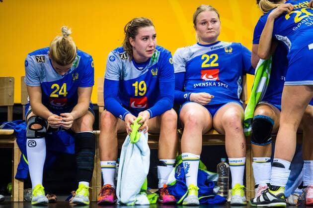 171217 Swedens Nathalie Hagman Anna Lagerquist and Hanna Blomstrand die after the bronze match between Sweden and the Netherlands during the World Cup on 17 December 2017 in Hamburg  Copyright: CARLxSANDIN BB171217CS071