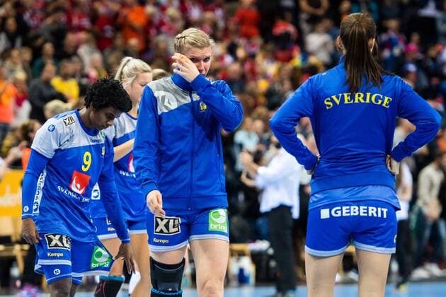 171217 Swedens Jenny Alm dies after the Bronze match between Sweden and the Netherlands during the World Cups World Cup on 17 December 2017 in Hamburg  Copyright: CARLxSANDIN BB171217CS073