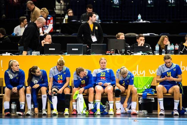171217 Swedens players break the bench after the bronze match between Sweden and the Netherlands during the World Cups World Cup on 17 December 2017 in Hamburg  Copyright: CARLxSANDIN BB171217CS076