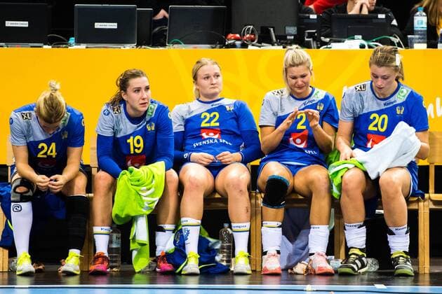 171217 Swedens Nathalie Hagman Anna Lagerquist Hanna Blomstrand Ulrika Toft Hansen and Isabelle Gullden will die on the bench after the bronze match between Sweden and the Netherlands during the World Cup World Cup on 17 December 2017 in Hamburg  Copyright: CARLxSANDIN BB171217CS077