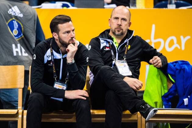 171217 Sveriges förbundskapet Henrik Signell and assistant federation Jan Ekman dump on the bench after the bronze match between Sweden and the Netherlands during the World Cups World Cup on 17 December 2017 in Hamburg  Copyright: CARLxSANDIN BB171217CS081