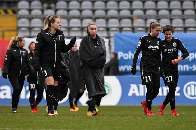 Frankfurt players disappointed with hanging heads after the end of the game disappointment frustration disappointed pessimistic football Allianz Women Bundesliga FC Bayern Munich 1 FFC Frankfurt xslx