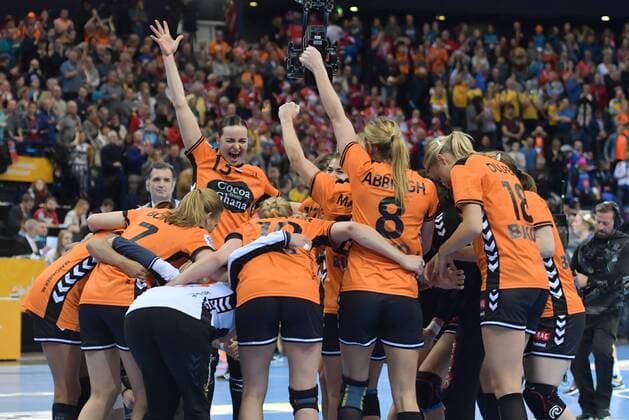GER GERF World Cup 2017 match for 3rd place Sweden vs Netherlands 17 12 17 Barleyycard Arena Hamburg GER IHF World Championship 2017 match for 3rd place Sweden vs Netherlands in the picture the Dutch team cheers over the victory and thus the achievement of the 3rd place nordphotox xWitke nph00002