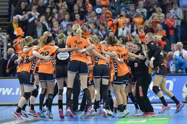 GER GERF World Cup 2017 match for 3rd place Sweden vs Netherlands 17 12 17 Barleyycard Arena Hamburg GER IHF World Championship 2017 match for 3rd place Sweden vs Netherlands in the picture the Dutch team cheers over the victory and thus the achievement of the 3rd place nordphotox xWitke nph00002