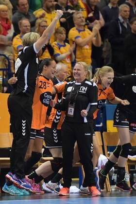 GER GERF World Cup 2017 match for 3rd place Sweden vs Netherlands 17 12 17 Barceycard Arena Hamburg GER IHF WC 2017 match for 3rd place Sweden vs Netherlands in picture The Dutch team cheers with coach Helle Thomasen Netherlands over the victory and thus reaching the 3rd place nordphotox xWitke nph00002