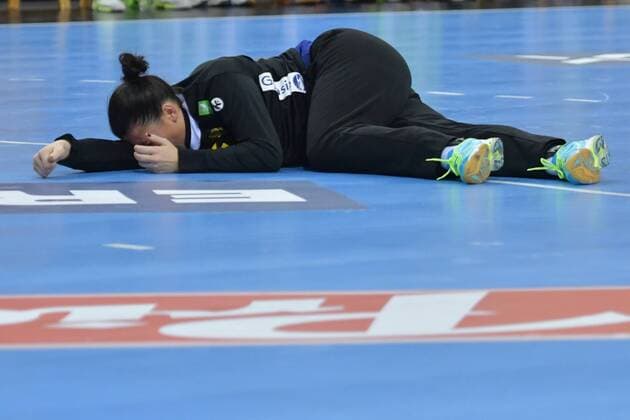 GER IHF World Cup 2017 Third place match Sweden vs Netherlands 17 12 17 Barcleycard Arena Hamburg GER IHF World Cup 2017 Third place match Sweden vs Netherlands Torhueterin Johann Bundsen Sweden 01 is down nordphotox xWitke nph00002
