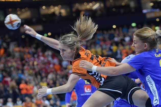 GER GERF World Cup 2017 Third place match Sweden vs Netherlands 17 12 17 Barceycard Arena Hamburg GER IHF World Cup 2017 Third place match Sweden vs Netherlands image Estavanao Polman Netherlands 79 Rafael van der Vaarts mate tries to beat Nathalie Hagman Sweden 24 nordphotox xWitke nph00002
