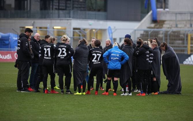 17 12 2017 xcex Germany Munich Football Womens Football Allianz Women Bundesliga Season 2017 2018 Bayern Munich 1 FFC Frankfurt Coach Niko Arnautis FFC gathers his players in the team