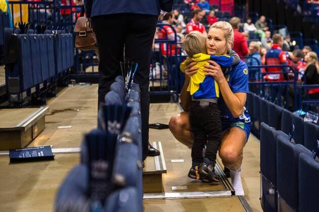 171217 Swedens Ulrika Toft Hansen with his son Oliver after the bronze match between Sweden and the Netherlands during the World Cups World Cup on December 17, 2017 in Hamburg  Copyright: CARLxSANDIN BB171217CS085