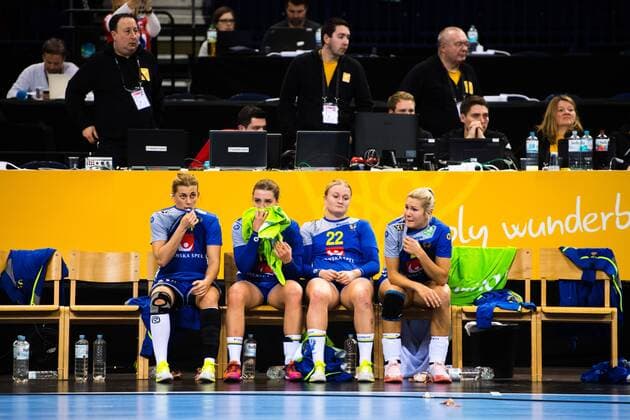 171217 Swedens Nathalie Hagman Anna Lagerquist Hanna Blomstrand and Ulrika Toft Hansen are on the bench after the bronze match between Sweden and the Netherlands during the World Cups World Cup on 17 December 2017 in Hamburg  Copyright: CARLxSANDIN BB171217CS091