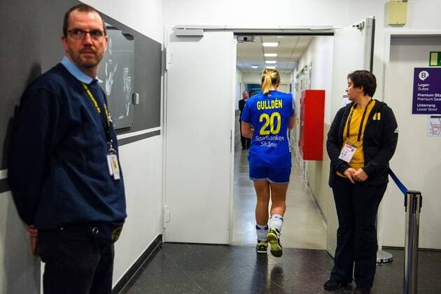 171217 Swedens Isabelle Gullden leaves the mixed zone after the bronze match between Sweden and the Netherlands during the World Cup on 17 December 2017 in Hamburg  Copyright: CARLxSANDIN BB171217CS094