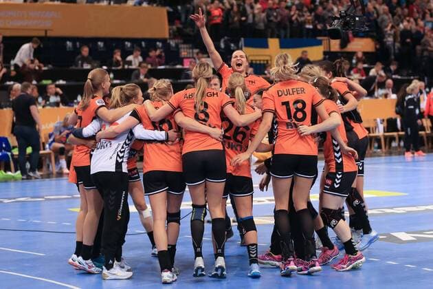 Germany Hamburg Barcleycard Arena Handball Womens World Cup Womens Game for 3rd place Sweden Netherlands SCHLussjubel NED Netherlands win and become 3 bronze medal winners