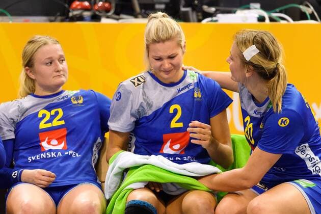 171217 Swedens Hanna Blomstrand Ulrika Toft Hansen and Isabelle Gullden die after the Bronze match between Sweden and the Netherlands during the World Cups World Cup on 17 December 2017 in Hamburg  Copyright: CARLxSANDIN BB171217CS096