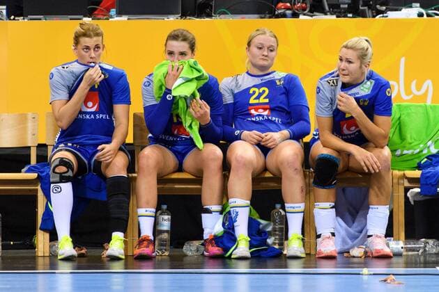 171217 Swedens Nathalie Hagman Anna Lagerquist Hanna Blomstrand and Ulrika Toft Hansen deplete after the bronze match between Sweden and the Netherlands during the World Cup World Cup on 17 December 2017 in Hamburg  Copyright: CARLxSANDIN BB171217CS099