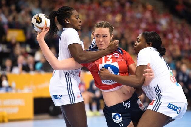 171217 Frances Gnonsiane Niombla and Grace Zaadi defend against Norways Kari Brattset in the finals between France and Norway during the World Cup on December 17, 2017 in Hamburg  Copyright: CARLxSANDIN BB171217CS114