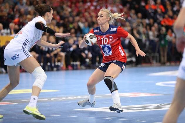 France Norway 23 IHF Handball Womens World Cup Hamburg 17 12 17 Hamburg 17 12 17 Sport Handball 23 IHF Handball Womens World Cup Final France Norway Stine Bredal Oftedal Norway 10 Camille Ayglon Saurina France 05 xmmkx