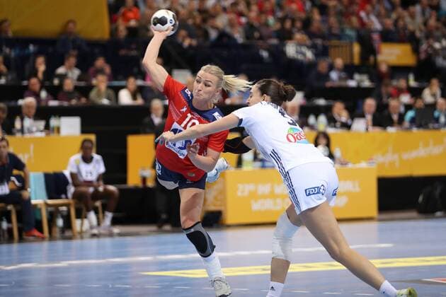 France Norway 23 IHF Handball Womens World Cup Hamburg 17 12 17 Hamburg 17 12 17 Sport Handball 23 IHF Handball Womens World Cup Final France Norway Stine Bredal Oftedal Norway 10 Camille Ayglon Saurina France 05 xmmkx