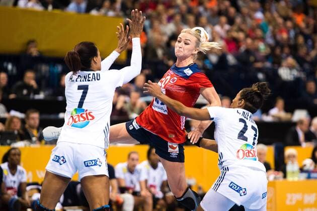 171217 Norways Stine Bredal Oftedal in the final between France and Norway during the World Cup on 17 December 2017 in Hamburg  Copyright: CARLxSANDIN BB171217CS126