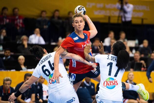 171217 Norways Amanda Kurtovic in the finals between France and Norway during the World Cup on 17 December 2017 in Hamburg  Copyright: CARLxSANDIN BB171217CS133