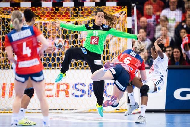 171217 Norways Heidi Loek challenges Frances blacksmith Cleopatre Darleux in the final between France and Norway during the World Cup on December 17, 2017 in Hamburg  Copyright: CARLxSANDIN BB171217CS157