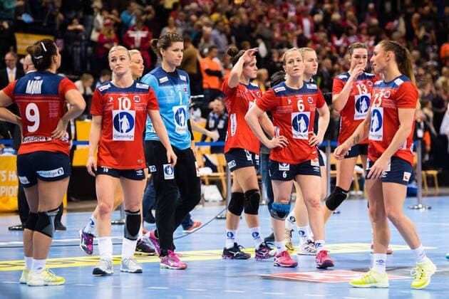 171217 Norways players die after the final between France and Norway during the World Cups World Cup on 17 December 2017 in Hamburg  Copyright: CARLxSANDIN BB171217CS161