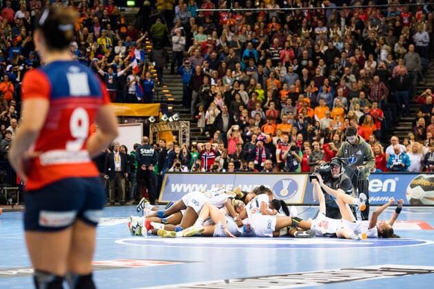 171217 Norways Nora Mørk kicks while Frances players cheer for the final between France and Norway during the World Cup on 17 December 2017 in Hamburg  Copyright: CARLxSANDIN BB171217CS169