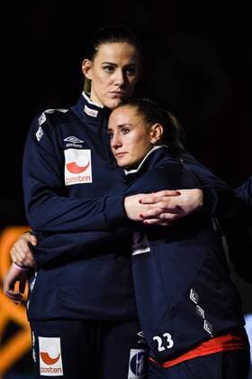 171217 Norways Emelie Hegh Arntzen and Camilla Herrem dive after the final between France and Norway during the World Cups World Cup on 17 December 2017 in Hamburg  Copyright: CARLxSANDIN BB171217CS176