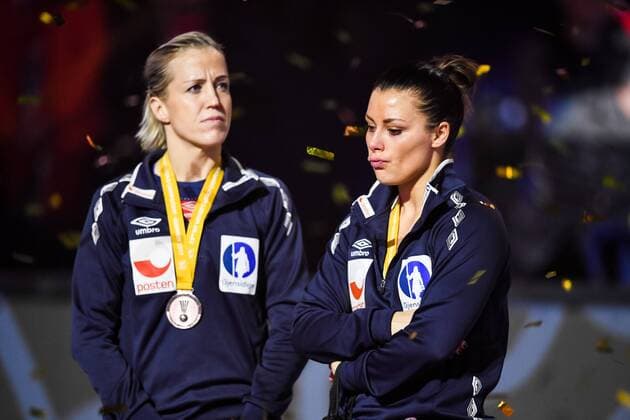 171217 Norways Heidi Loke and Nora Mork die after the final between France and Norway during the World Cups World Cup on 17 December 2017 in Hamburg  Copyright: CARLxSANDIN BB171217CS183
