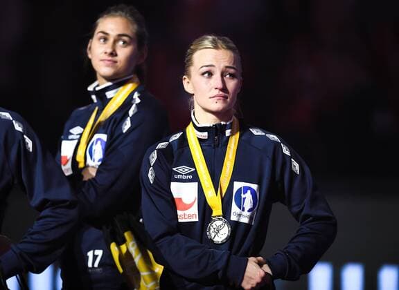 171217 Norways Stine Bredal Oftedal deplores after the final between France and Norway during the World Cup on 17 December 2017 in Hamburg  Copyright: CARLxSANDIN BB171217CS186